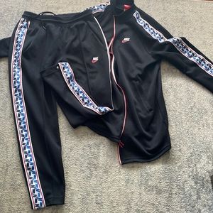 Men’s Nike jogging suit size small